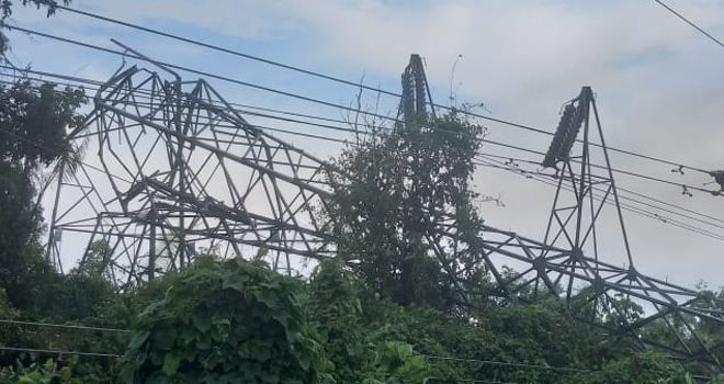 Salah satu tower (transmisi) jaringan listrik yang berada di lahan PT. WKS tumbang tertimpa pohon. 