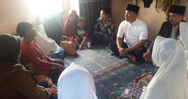 Camat kayu aro, saat melihat nenek yg menjadi korban hipnotis.
