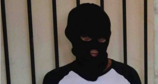 ES (24), pria asal Rajeg, Kabupaten Tangerang, Banten, ditangkap polisi karena terbukti mencuri belasan celana dalam wanita.