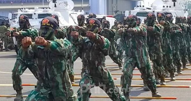 Anggota TNI tengah melaksanakan geladi bersih perayaan hari ulang tahun di Lanud Halim Perdanakusumah, Kamis (3/10).