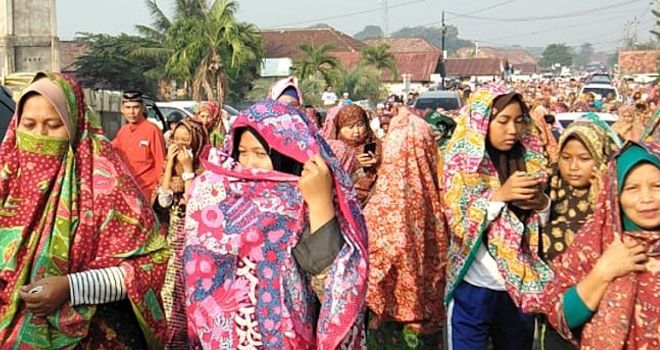 Ribaun warga Tanjung Pasir mengikuti grak jalan tudung lingkup behelet-helet berkerobong (6/10) kemarin.

