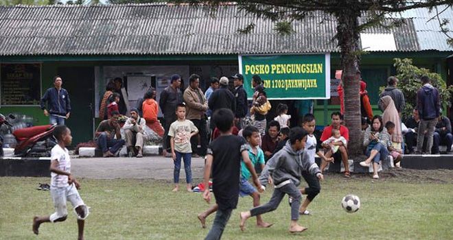 Para pengungsi beristirahat di Kodim 1702/Jayawaijaya, Wamena, Selasa (1/10/19). Ratusan rumah dan pertokoan terbakar habis sejak peristiwa kerusahan 23 September 2019. 