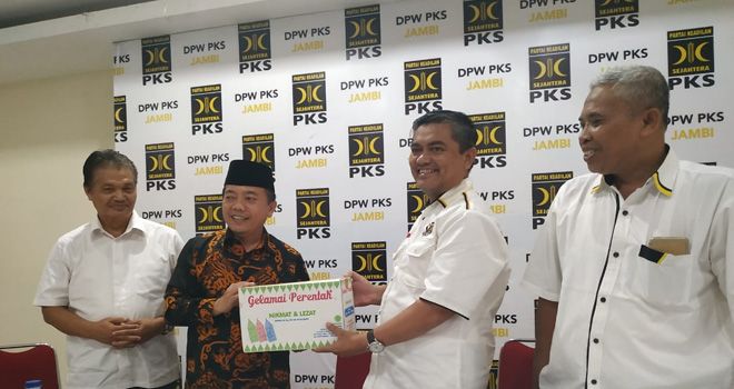 Kedatangan Haris disambut Ketua DPW PKS Rudi Wijaya dan Sekretaris Supriyanto.