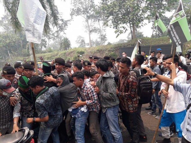 Paksa Masuk ke Gedung DPRD, HMI Tanjabtim dan Polisi Saling Dorong.
