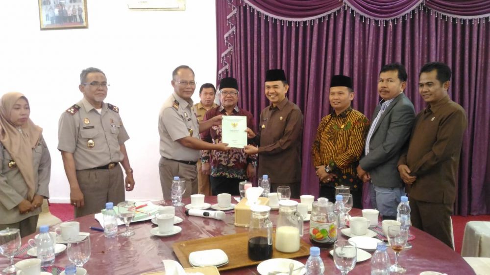 Bupati Kerinci Terima 15 Persil Sertifikat Aset Dari BPN.