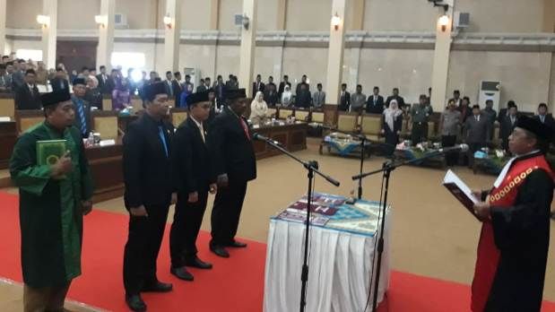 Ketua DPRD Tanjabtim, Mahrup, Wakil Ketua I, Saidina Hamzah dan Wakil Ketua II, Gatot Sumarto, saat proses pengambilan sumpah dan janji oleh Ketua Pengadilan Negeri.