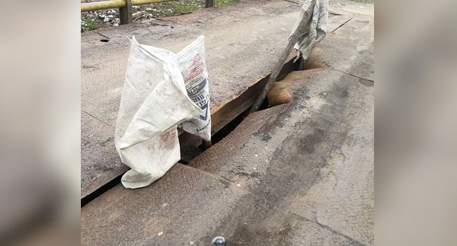 Jembatan penghubung antara desa di Kelurahan Bram Itam Kiri Kecamatan Bram Itam, jebol dan perlu perhatian pemerintah.

