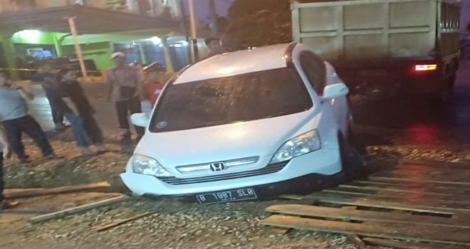 Salah satu kendaraan roda empat terjebak di sekitar pembuatan drainase pasar Sarolangun.