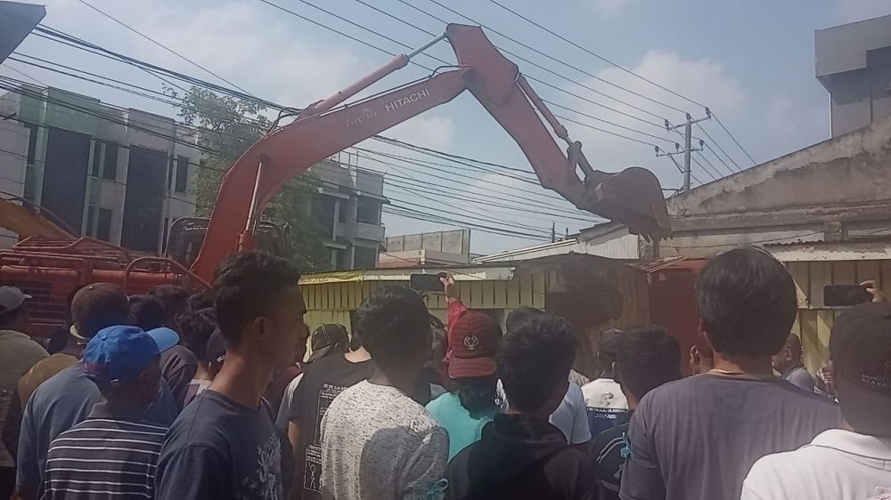 Eksekusi lahan hunian ditengah kota, tepatnya didepan kantor samsat Memanas, pasalnya pemilik bangunan enggan bangunannya di robohkan oleh alat berat Selasa (8/10).