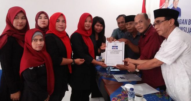 Safrial mengambil formulir penjaringan di partai Demokrat.