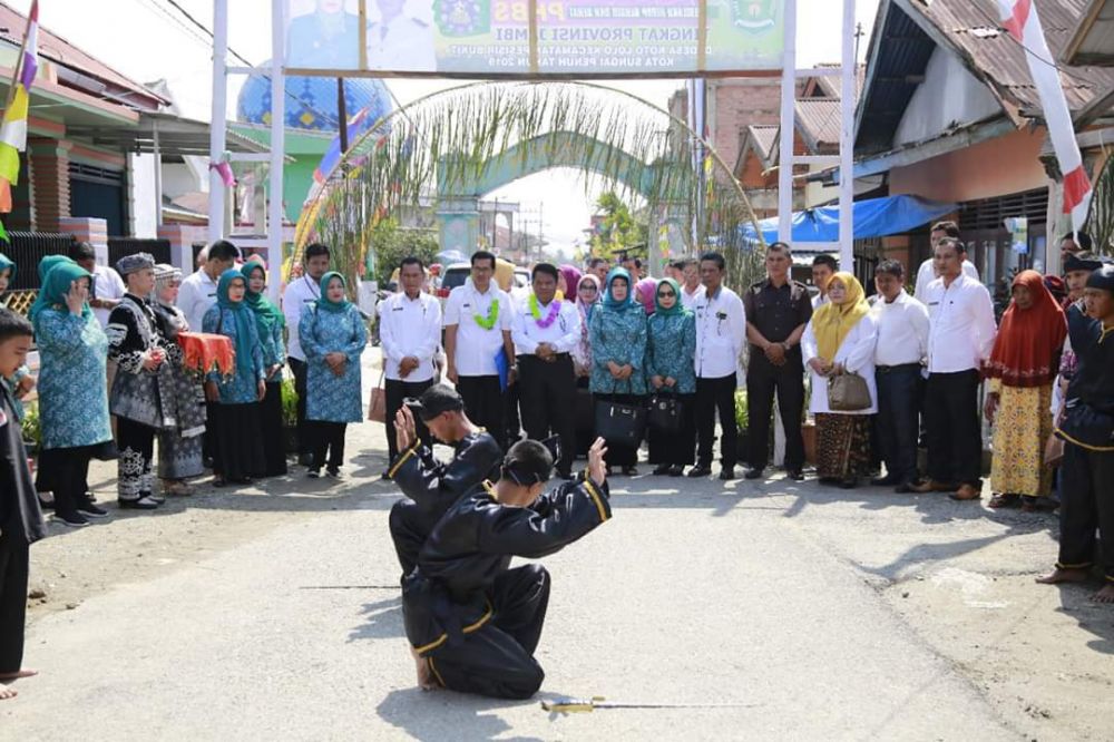 Walikota Sungai Penuh, yang diwakili Asisten Pemerintahan Kesejahteraan Rakyat, Marsal SH. MH dan Tim Penggurus PKK Kota Sungai Penuh sambut Tim penilaian Perilaku Hidup Bersih dan sehat (PHBS) tingkat Provinsi Jambi didesa Koto Lolo, Kecamatan Pesisir Bukit, Rabu (9/10).