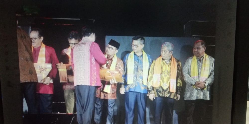 Gubernur Fachrori saat menerima penghargaan