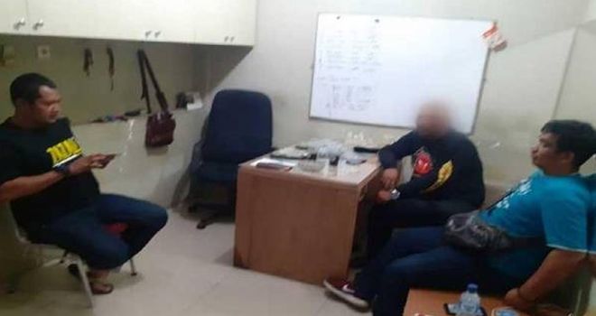Alex (tengah), ditangkap polisi karena diduga mencabuli dua bocah SMP. 