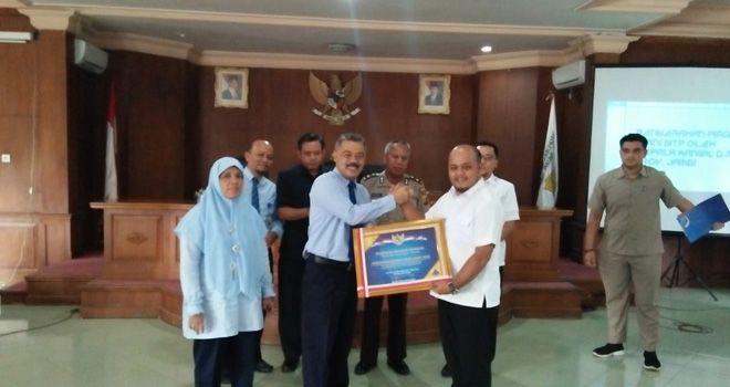 Wabup Tanjabtim Terima Piagam Opini WTP Tahun 2018 dari Kementerian Keuangan.
