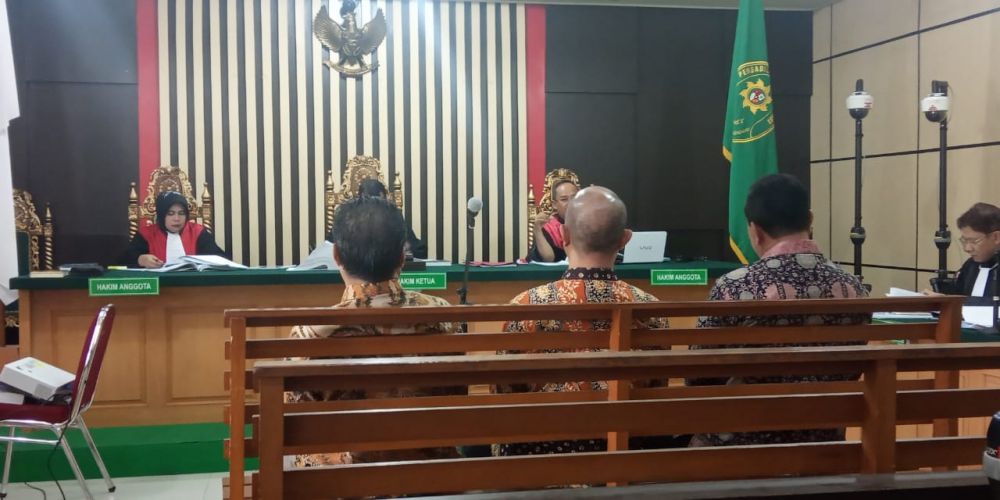 Mantan Pimpinan DPRD Provinsi Jambi saat menyampaikan kesaksian dalam persidangan uang ketok palu dengan terdakwa Joey Fandy Yoesman alias Asian di Pengadilan Tipikor Jambi Kamis (10/10). 