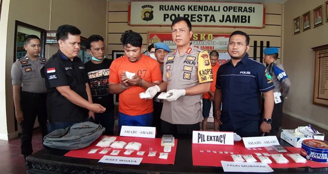 Kurir sabu yang merupakan warga Kepulauan Riau ditangkap oleh petugas karena memiliki sabu seberat 801,24 gram.

