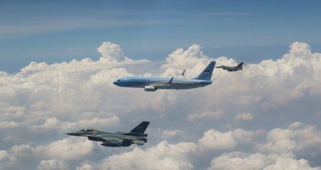 JELANG PURNA TUGAS: Dua pesawat F-16 mengawal pesawat Kepresidenan RI BBJ, yang ditumpangi Wapres Jusuf Kalla dari Landasan Udara Adi Sutjipto, Yogyakarta menuju Halim Perdanakusuma Jakarta, Kamis (10/10). 