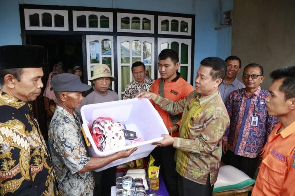 Pemkot serahkan Bantuan Kebakaran Koto Tengah.

