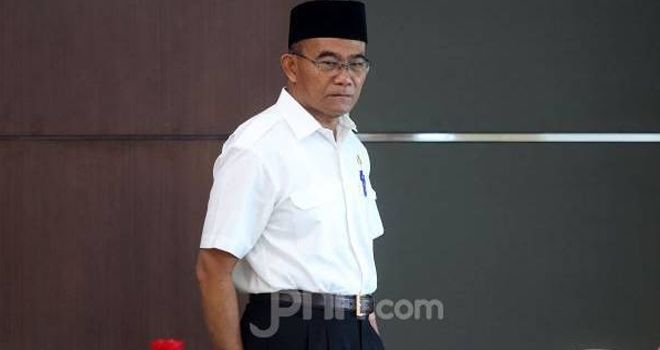 Mendikbud Muhadjir Effendy sodorkan dua skema gaji guru honorer.  