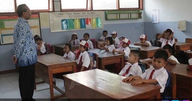 Guru Mengajar di Kelas.
