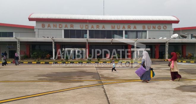 Terlihat penumpang yang turun menuju ruang tunggu.
