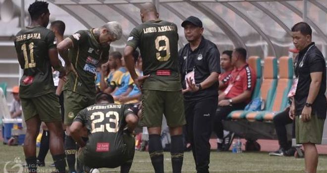 Pelatih PS Tira Persikabo Rahmad Darmawan memberikan instruksi pada para pemainnya. 