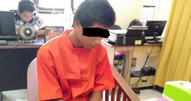 Triori Arga (baju oranye), pelaku inses pada adik, ditemui di Polres Kutim kemarin. 