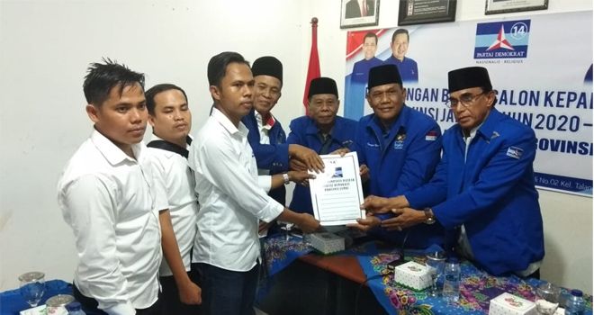 AJB diwakili oleh sejumlah tim pemenangannya yang tergabung dalam AJB Center yang disambut langsung oleh Ketua Tim Penjaringan DPD Demokrat Provinsi Jambi, Saiful Hasibuan.
