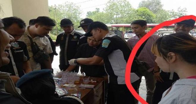 Be dan T saat menjalani tes urine. 