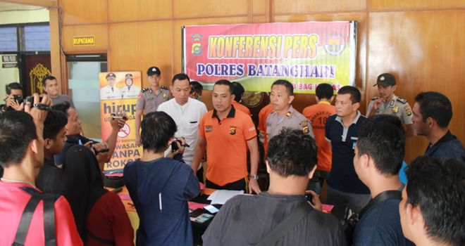Polres Batanghari berhasil meringkus empat pelaku tindak pidana pencurian dengan kekerasan (Curas) di Dusun Manceleng Desa Kotoboyo Kecamatan Bathin XXIV Kabupaten Batanghari.