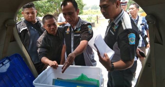 Polisi memeriksa isi dan barang bawaan pada mobil Toyota Innova yang dikemudikan oleh Be, saat razia di depan Mapolsek Sebangau, Palangka Raya, (9/10). 