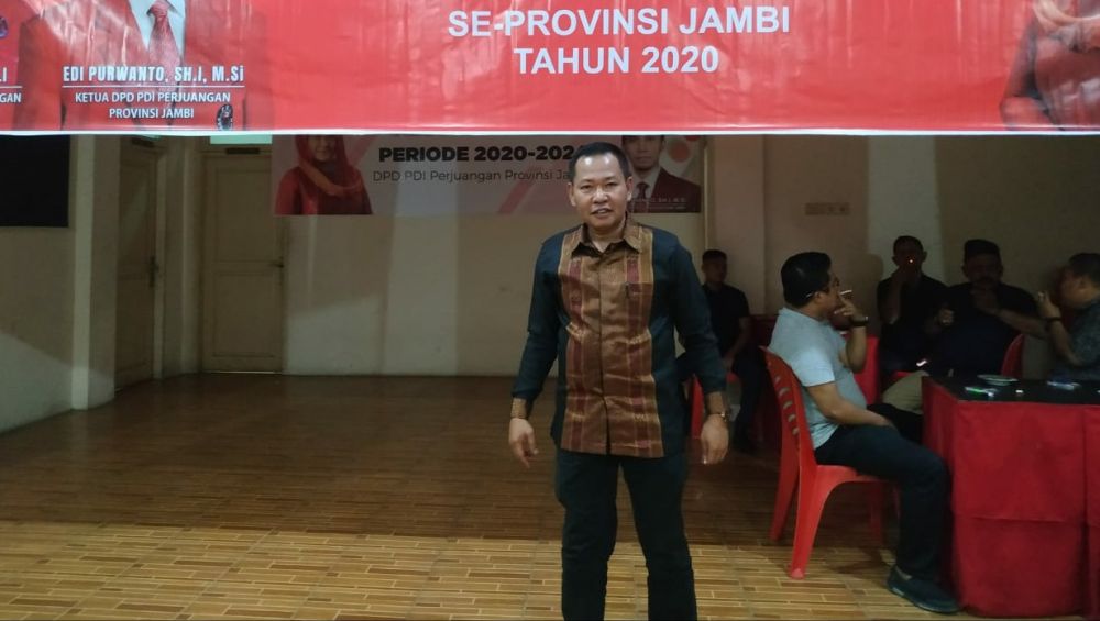 Ketua PSSI Provinsi Jambi, dr. Meadrin Joni juga hadir mengikuti uji kelayakan dan kepatutan di PDI Perjuangan malam ini Sabtu, (12/10).
