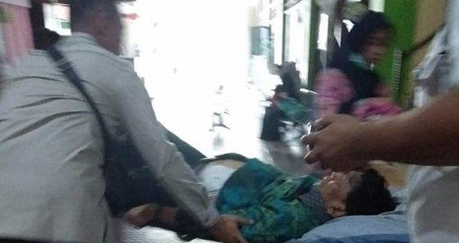 Menko Polhukam Wiranto terbaring lemas setelah ditusuk Abu Rara atau Syahrial Alamsyah yang terindentifikasi sebagai anggota JAD.