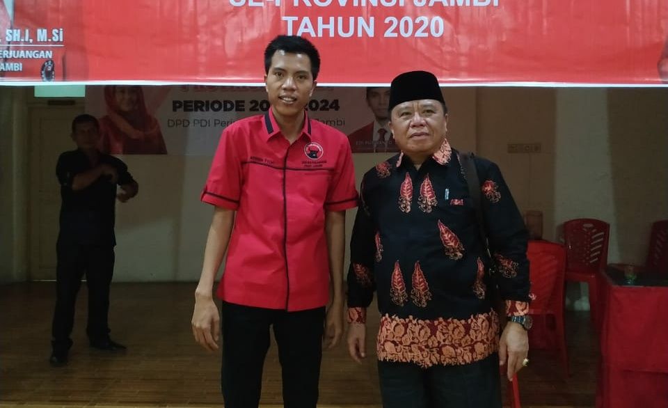 Mantan Sekda Kota Sungai Penuh, Pusri Amsryi juga hadir mengikuti uji kelayakan dan kepatutan di PDI Perjuangan malam ini, Sabtu (12/10).