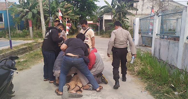 Adik terduga teroris saat ditangkap Tim Densus 88 Antiteror.