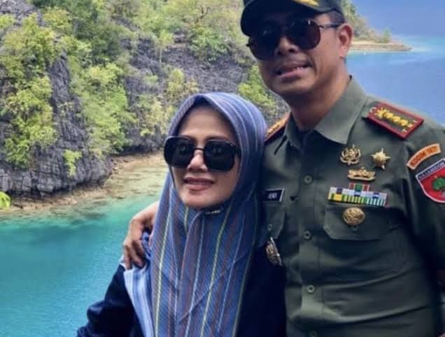 Kolonel Kav Hendi Suhendi bersama istri.