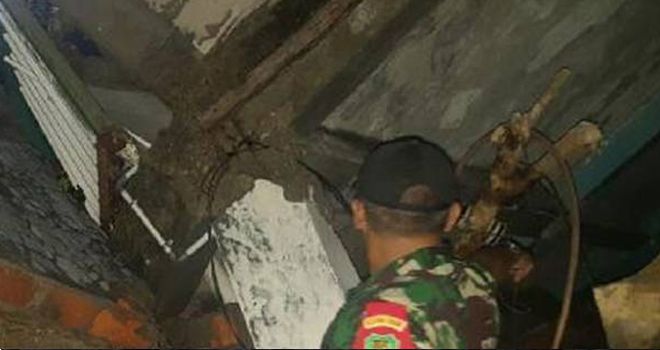 Tembok yang ambruk dan menimpa rumah warga di Tajur, Sabtu (12/10). 