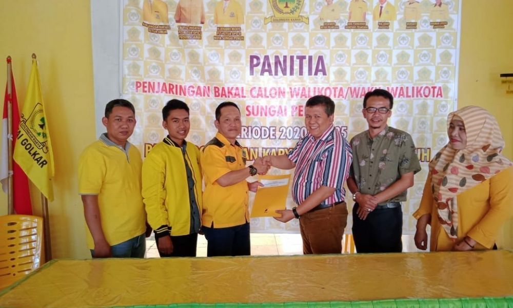 Tim Pusry saat mengambil formulir di DPD II Golkar Jambi. 