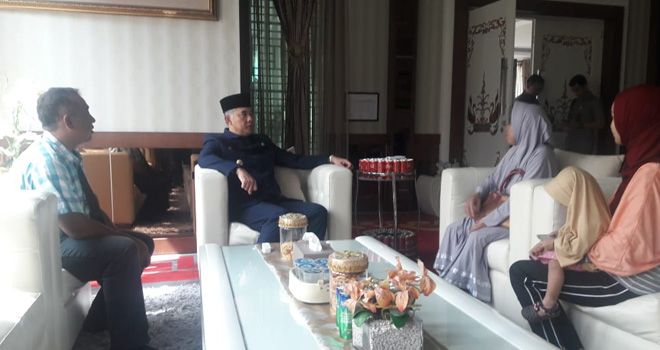 Walikota Jambi Sy Fasha bertemu langsung dengan Nurhayati di rumah dinas walikota Jambi Senin (14/10).