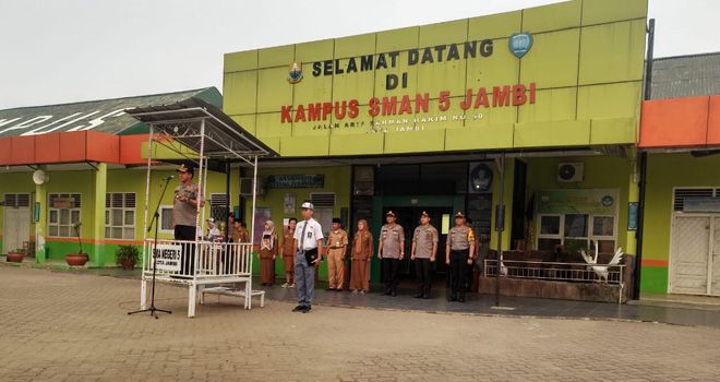 Kapolda Jambi Irjen Muchlis AS saat bertindak sebagai inspektur upacara (irup).