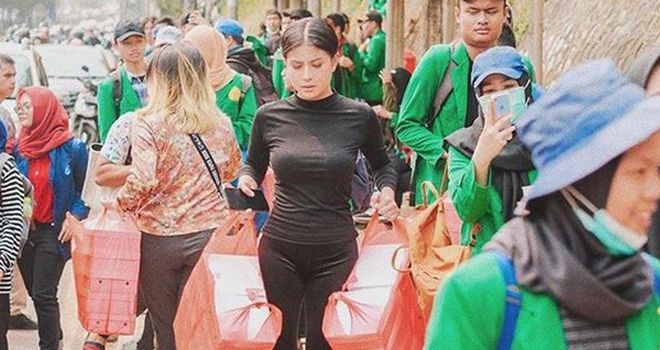 Awkarin saat bagikan makanan kepada pendemo (baju hitam).