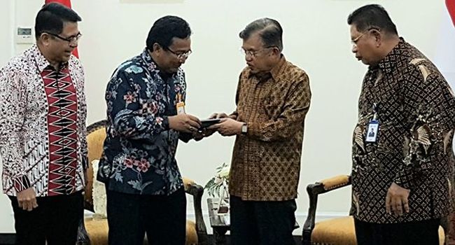 HAK PENSIUN: Wakil Presiden Jusuf Kalla bertemu dengan Dirut PT Taspen Iqbal Latanro (dua dari kiri) di Kantor Wakil Presiden, Jalan Merdeka Utara (14/10). 