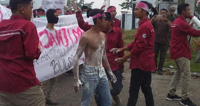 Selasa (15/10), kemarin, puluhan mahasiswa GMS melakukan unjuk rasa ke kantor bupati Sarolangun.