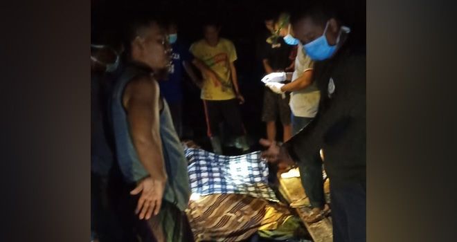 Evakuasi jasad korban yang hangus terpanggang beberapa waktu lalu. Musibah ini menyisakan kejanggalan penyebab sampai korban tidak sempat melarikan diri.

