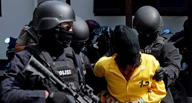 Densus 88 Anti-teror tangkap teroris.