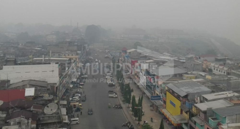 Kabut asap yang menyelimuti Kota Jambi kian pekat, kualitas udara sangat buruk Rabu pagi  (16/10).