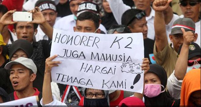 Massa honorer menggelar aksi damai di Istana merdeka, Jakarta, selasa (30/10).