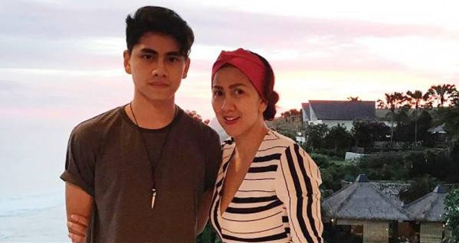 Venna Melinda dan anaknya.