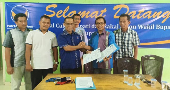 Martius saat menyerahkan berkas formulir di DPD partai Nasdem Batanghari.