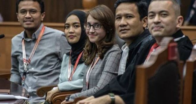 Tsamara Amany (tengah), Faldo Maldini (kiri), Dara Adinda Kesuma Nasution (kedua kiri) bersama kuasa hukumnya Rian Ernest (kanan) dan Kamarudin (kedua kanan) di Gedung MK, Rabu (16/10/2019). 